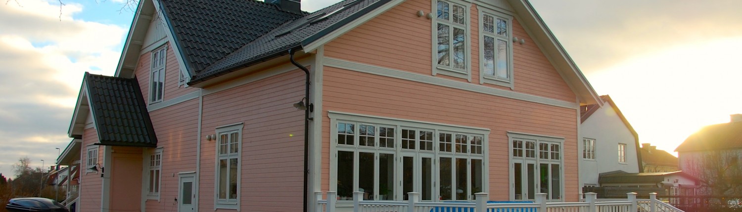 Bild på tillbyggnad på äldre hus